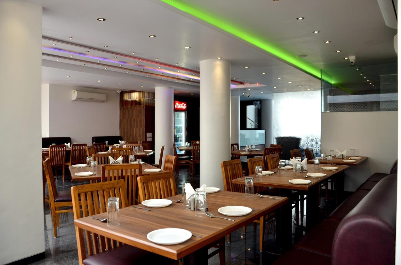 Oyo 10672 Hotel Riviera Насик Экстерьер фото