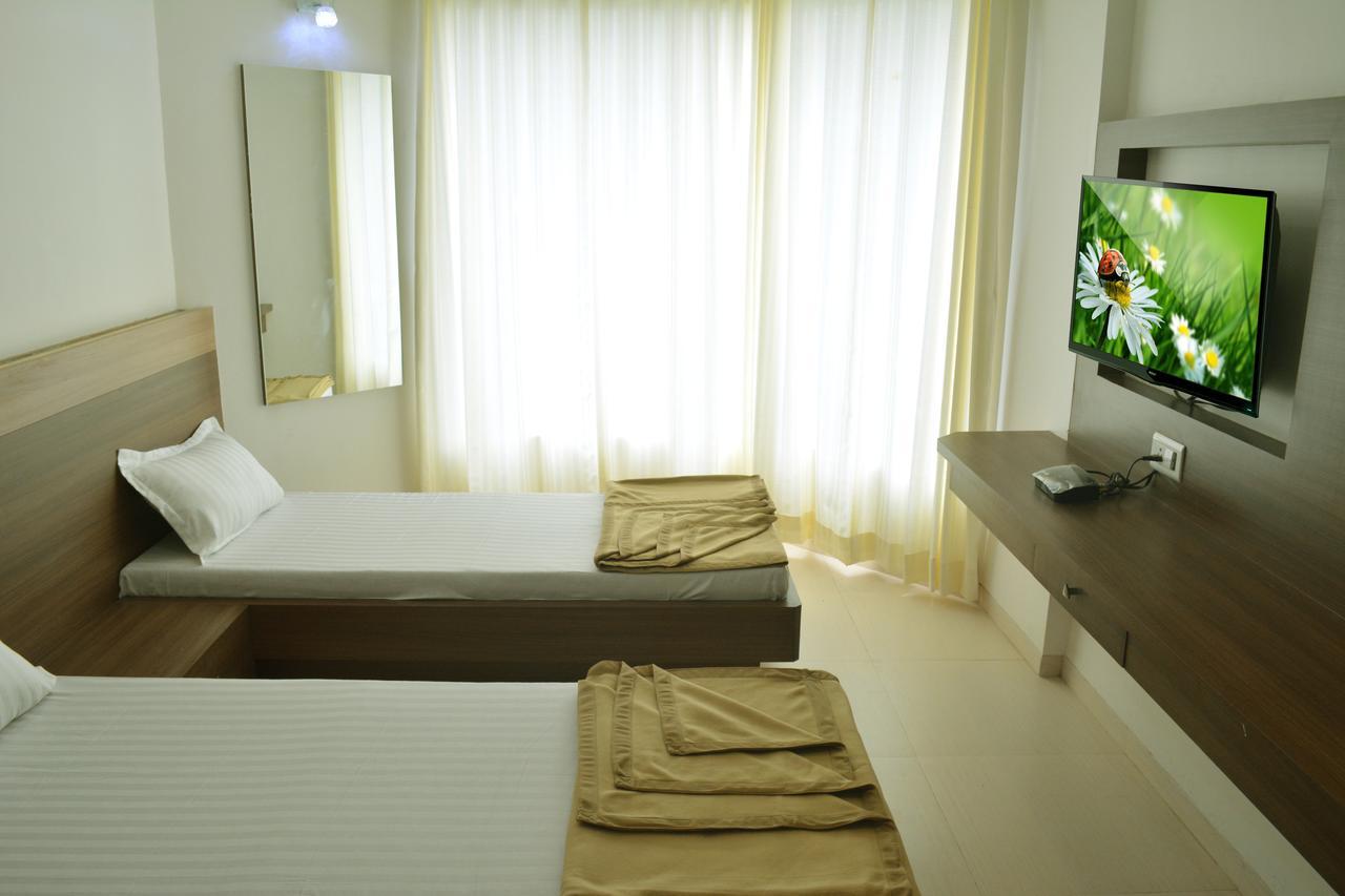 Oyo 10672 Hotel Riviera Насик Экстерьер фото