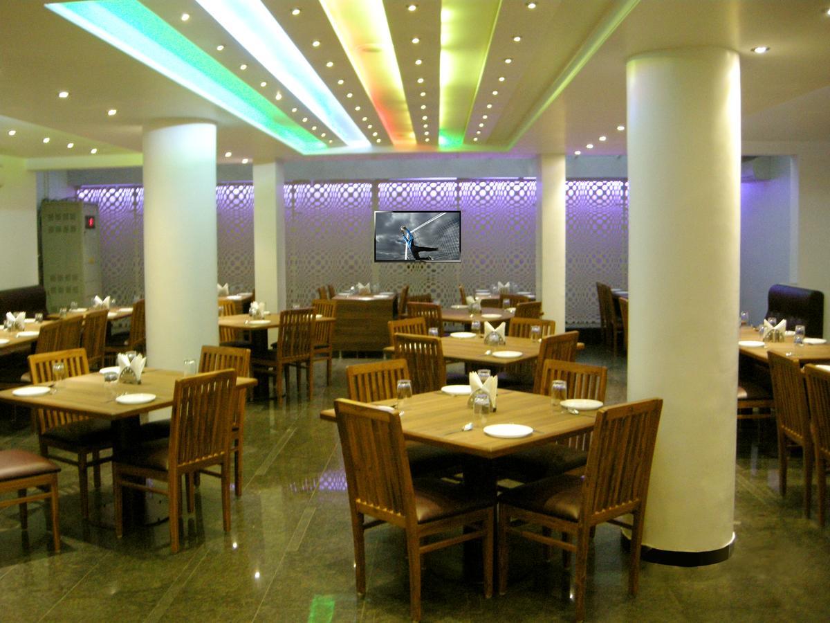 Oyo 10672 Hotel Riviera Насик Экстерьер фото