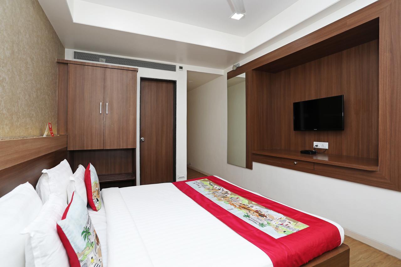Oyo 10672 Hotel Riviera Насик Экстерьер фото