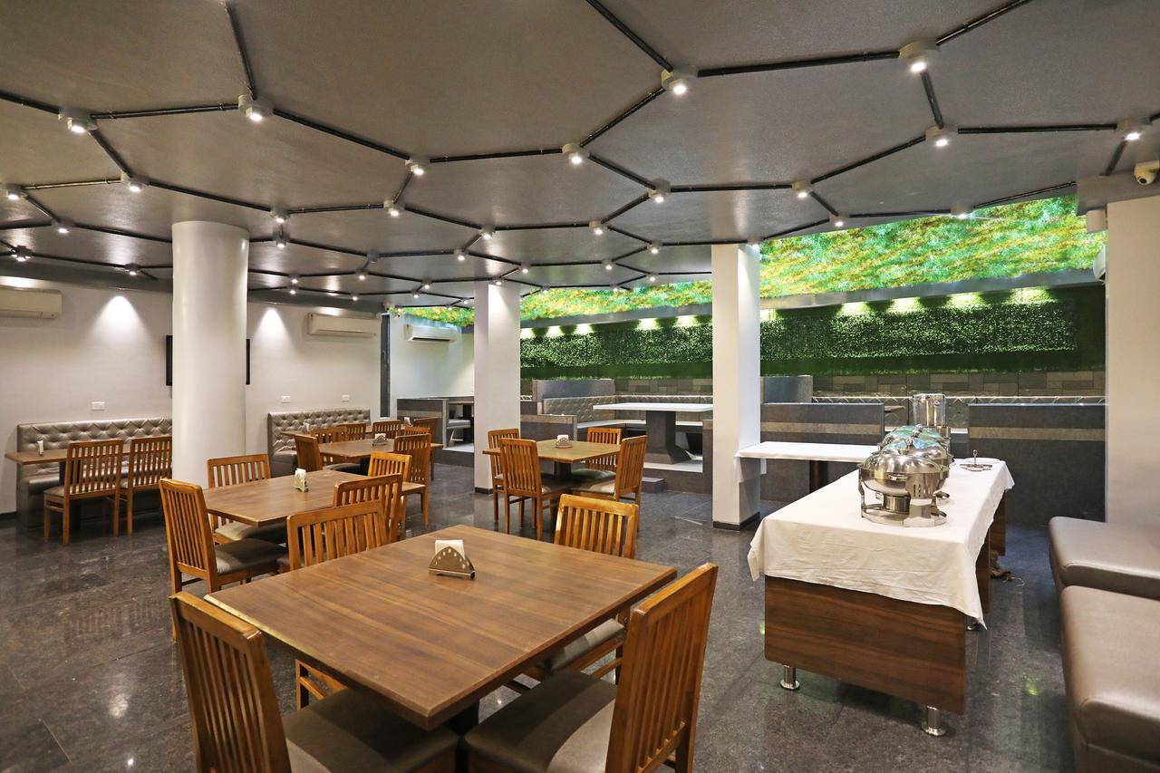 Oyo 10672 Hotel Riviera Насик Экстерьер фото