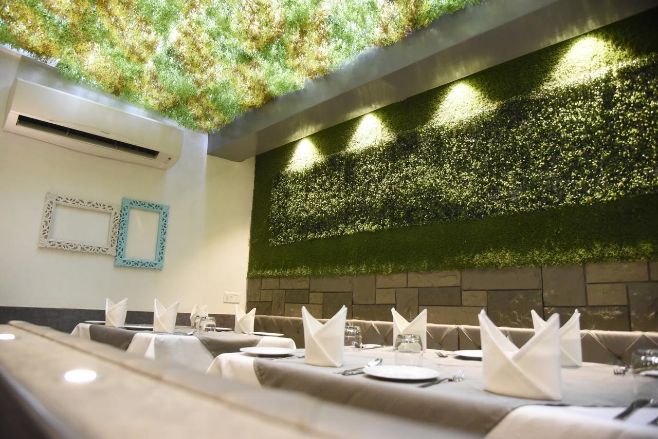 Oyo 10672 Hotel Riviera Насик Экстерьер фото