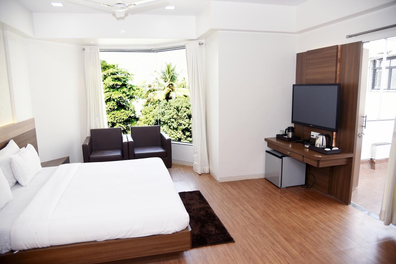 Oyo 10672 Hotel Riviera Насик Экстерьер фото