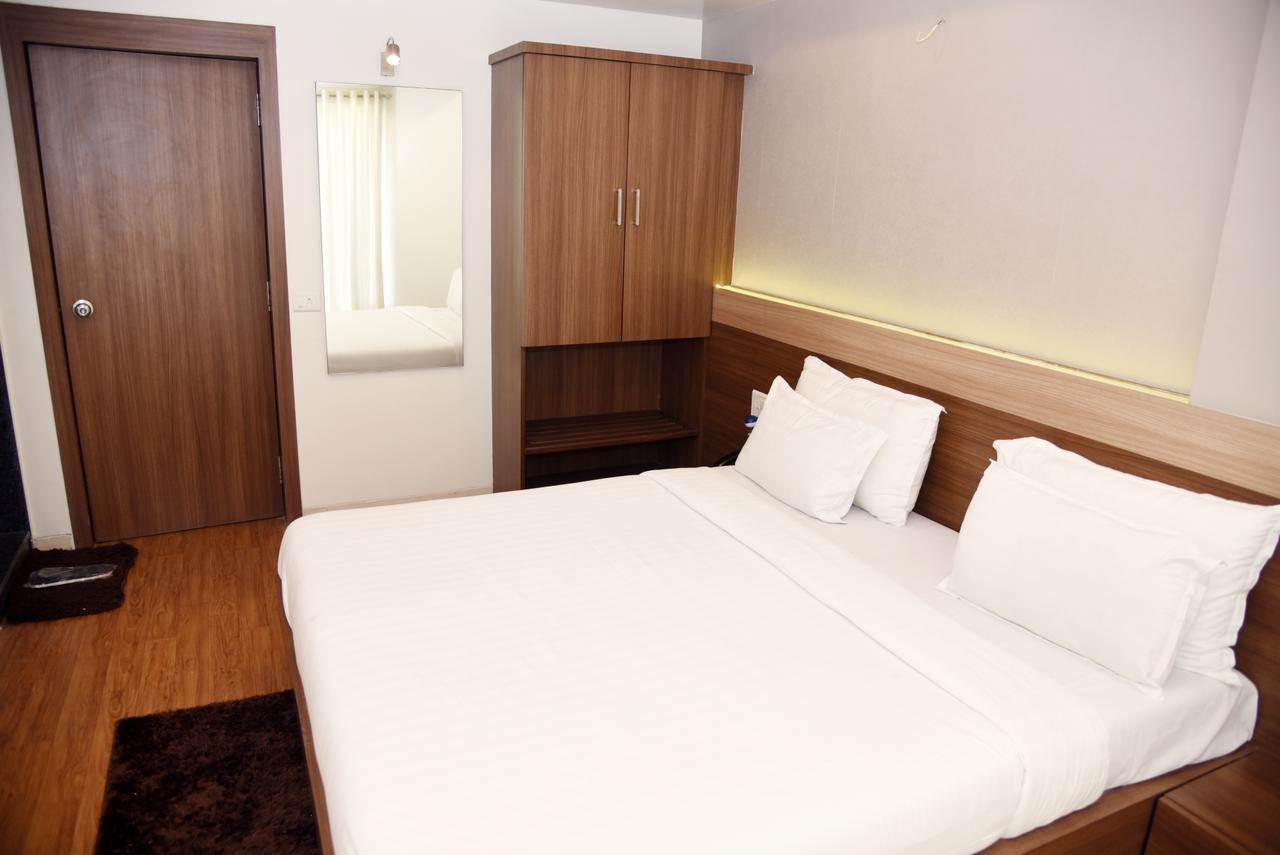 Oyo 10672 Hotel Riviera Насик Экстерьер фото