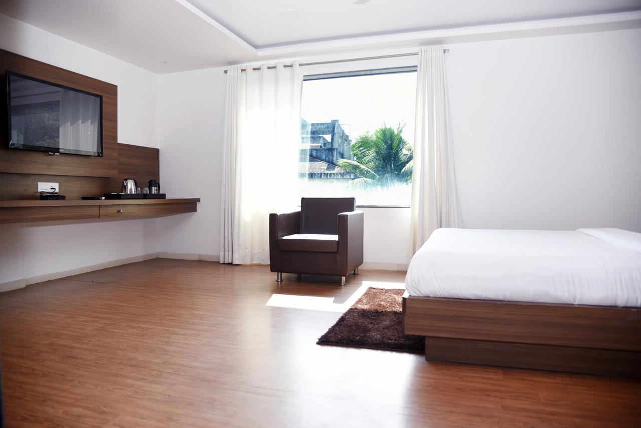 Oyo 10672 Hotel Riviera Насик Экстерьер фото