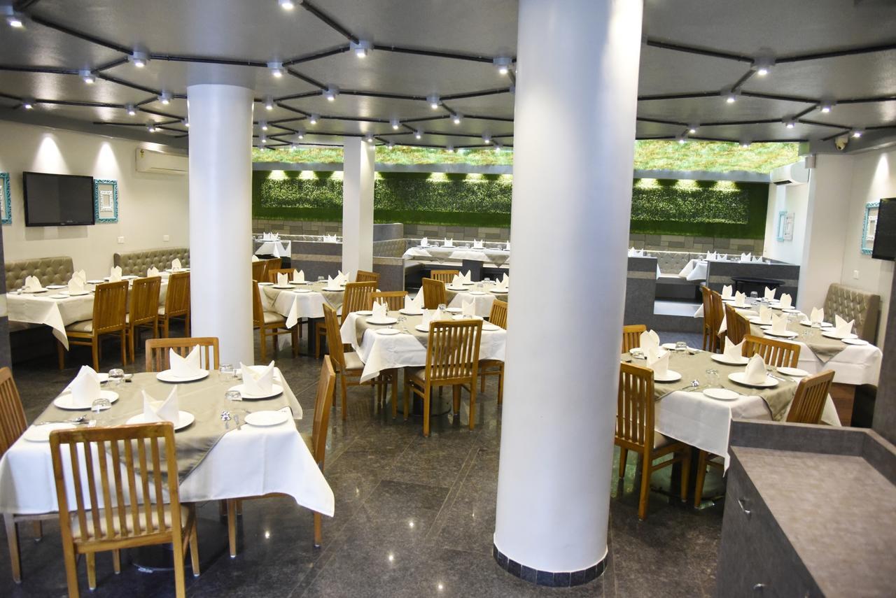 Oyo 10672 Hotel Riviera Насик Экстерьер фото