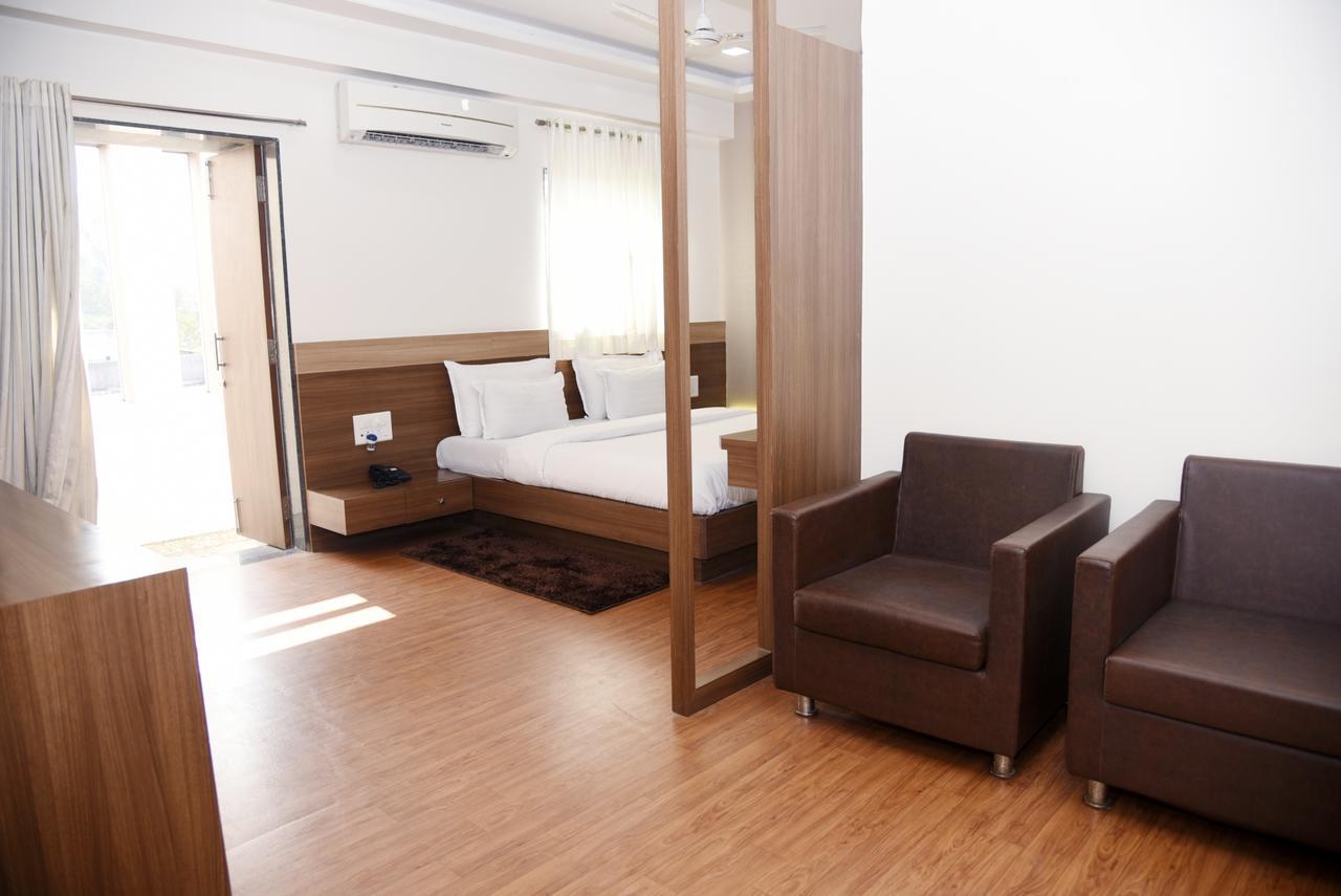 Oyo 10672 Hotel Riviera Насик Экстерьер фото