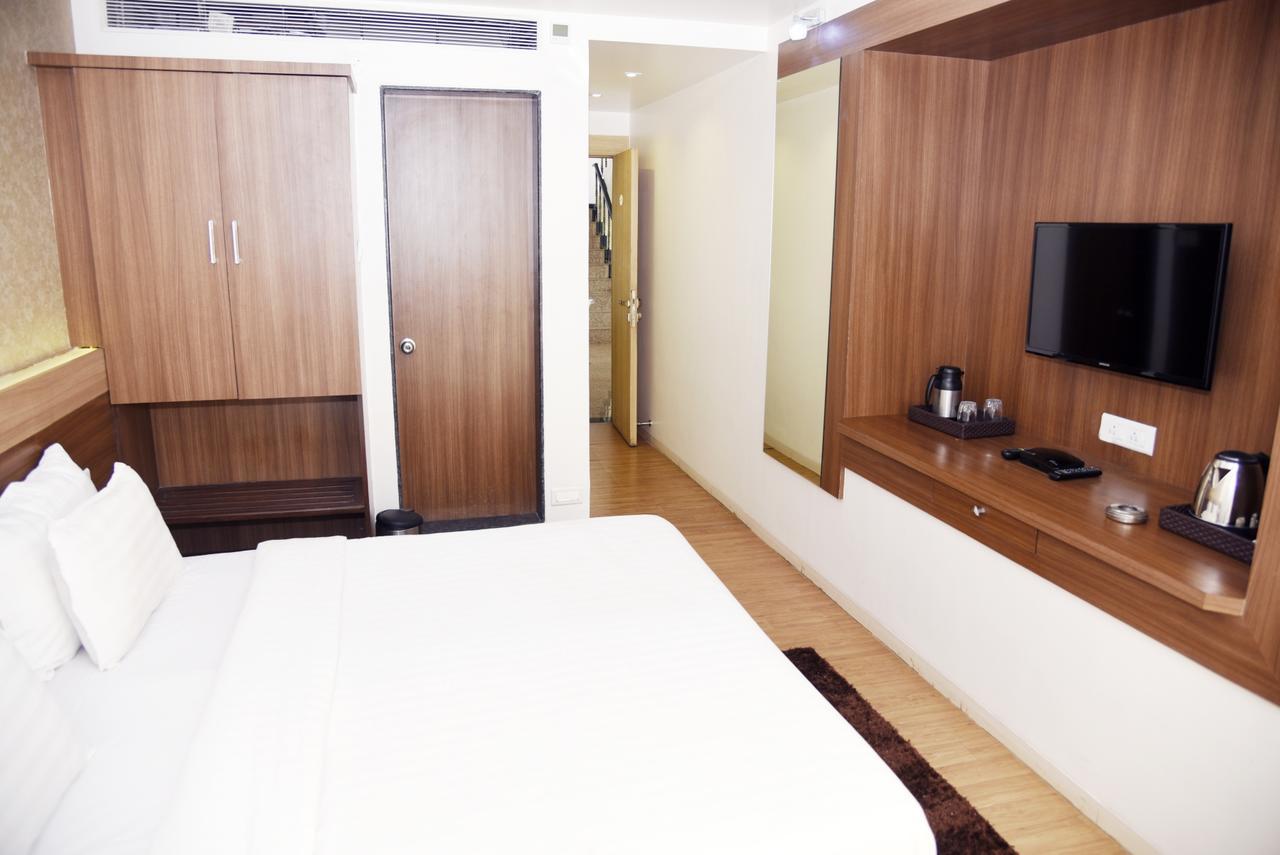 Oyo 10672 Hotel Riviera Насик Экстерьер фото