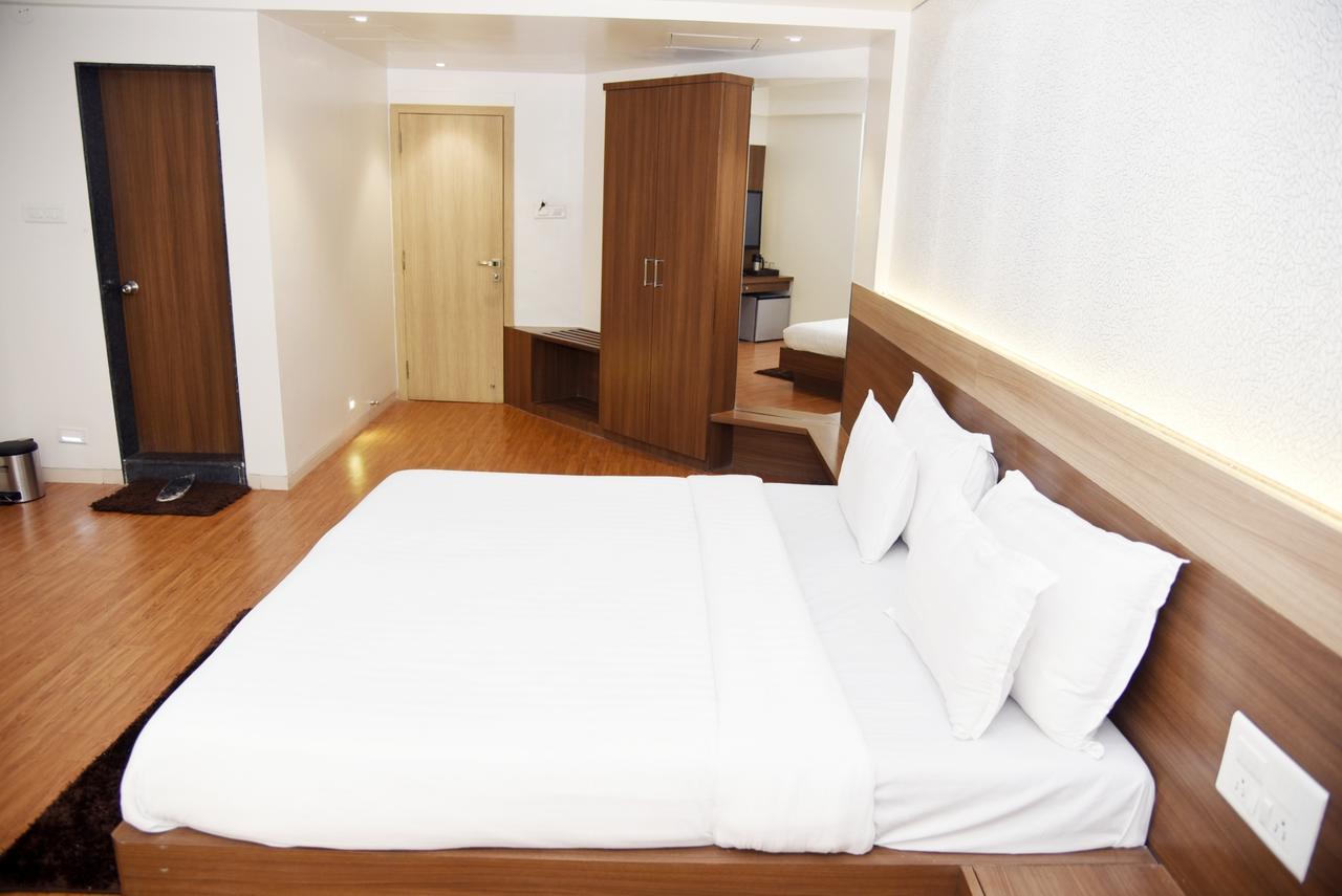 Oyo 10672 Hotel Riviera Насик Экстерьер фото