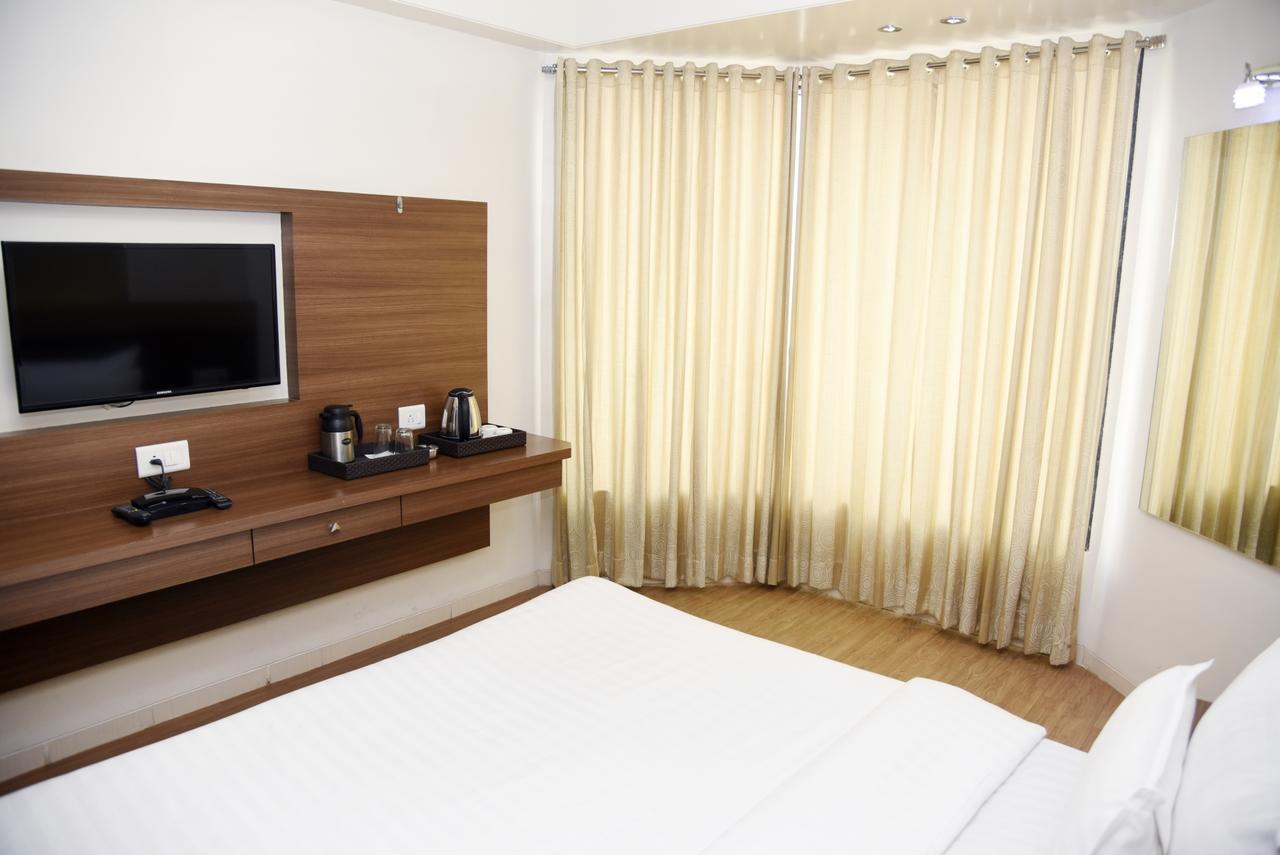 Oyo 10672 Hotel Riviera Насик Экстерьер фото