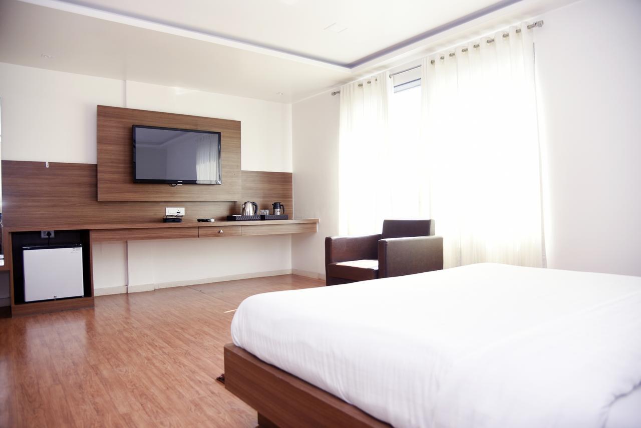 Oyo 10672 Hotel Riviera Насик Экстерьер фото