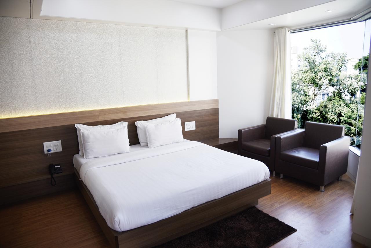 Oyo 10672 Hotel Riviera Насик Экстерьер фото