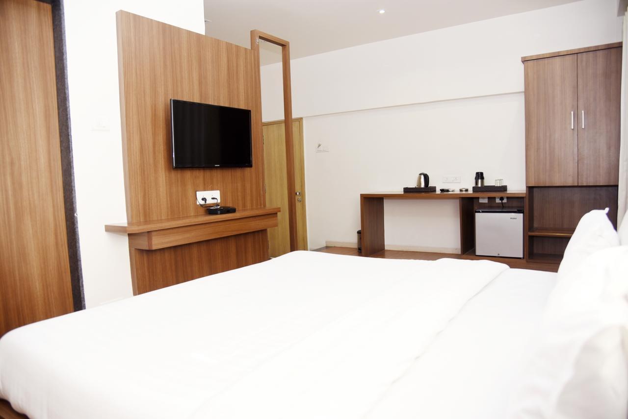 Oyo 10672 Hotel Riviera Насик Экстерьер фото
