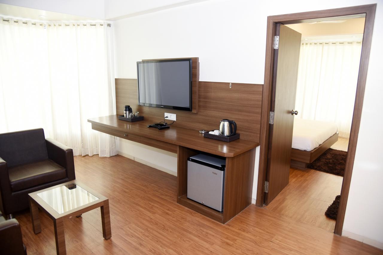 Oyo 10672 Hotel Riviera Насик Экстерьер фото