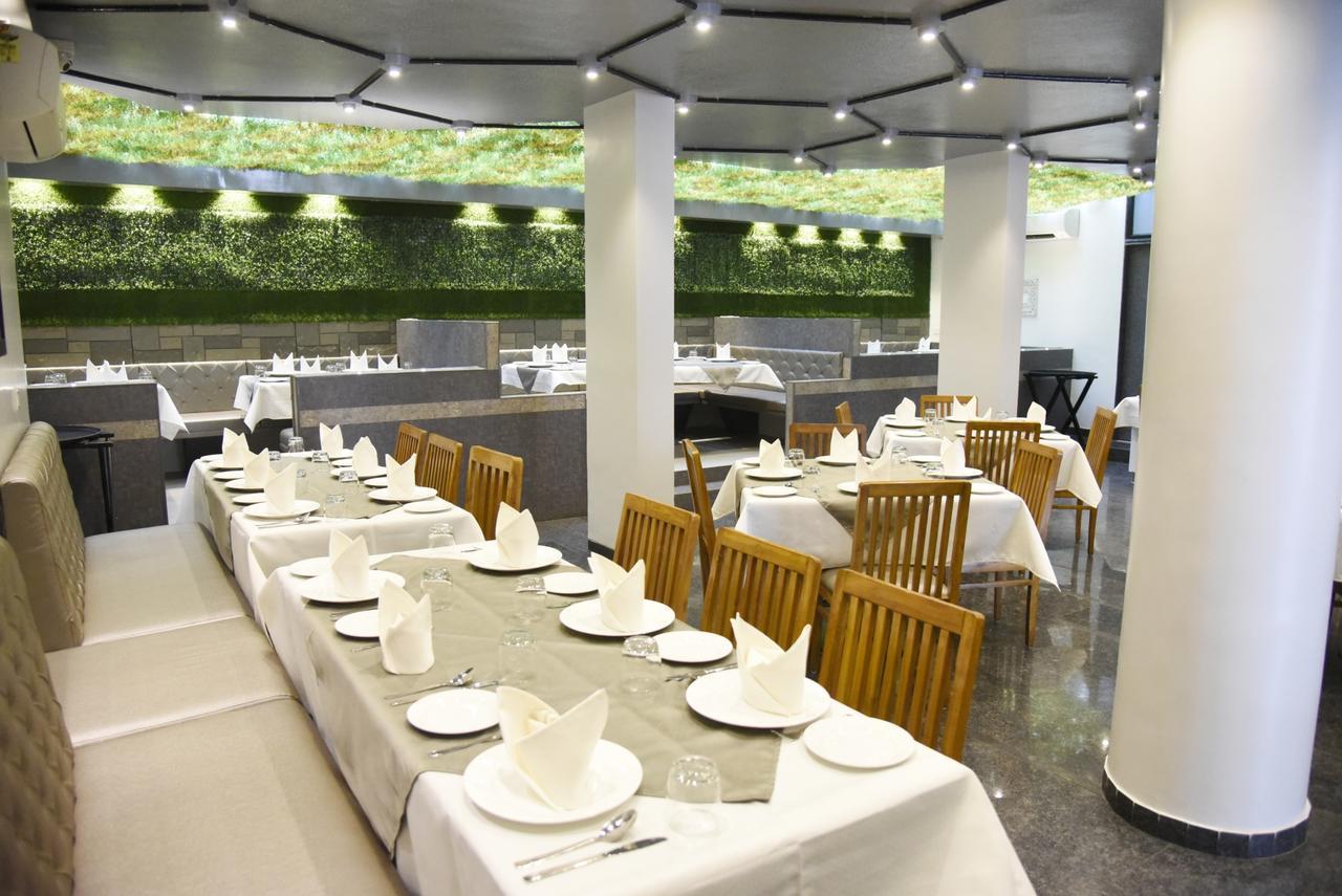 Oyo 10672 Hotel Riviera Насик Экстерьер фото