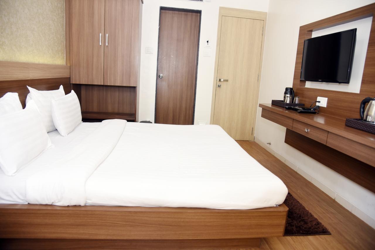 Oyo 10672 Hotel Riviera Насик Экстерьер фото