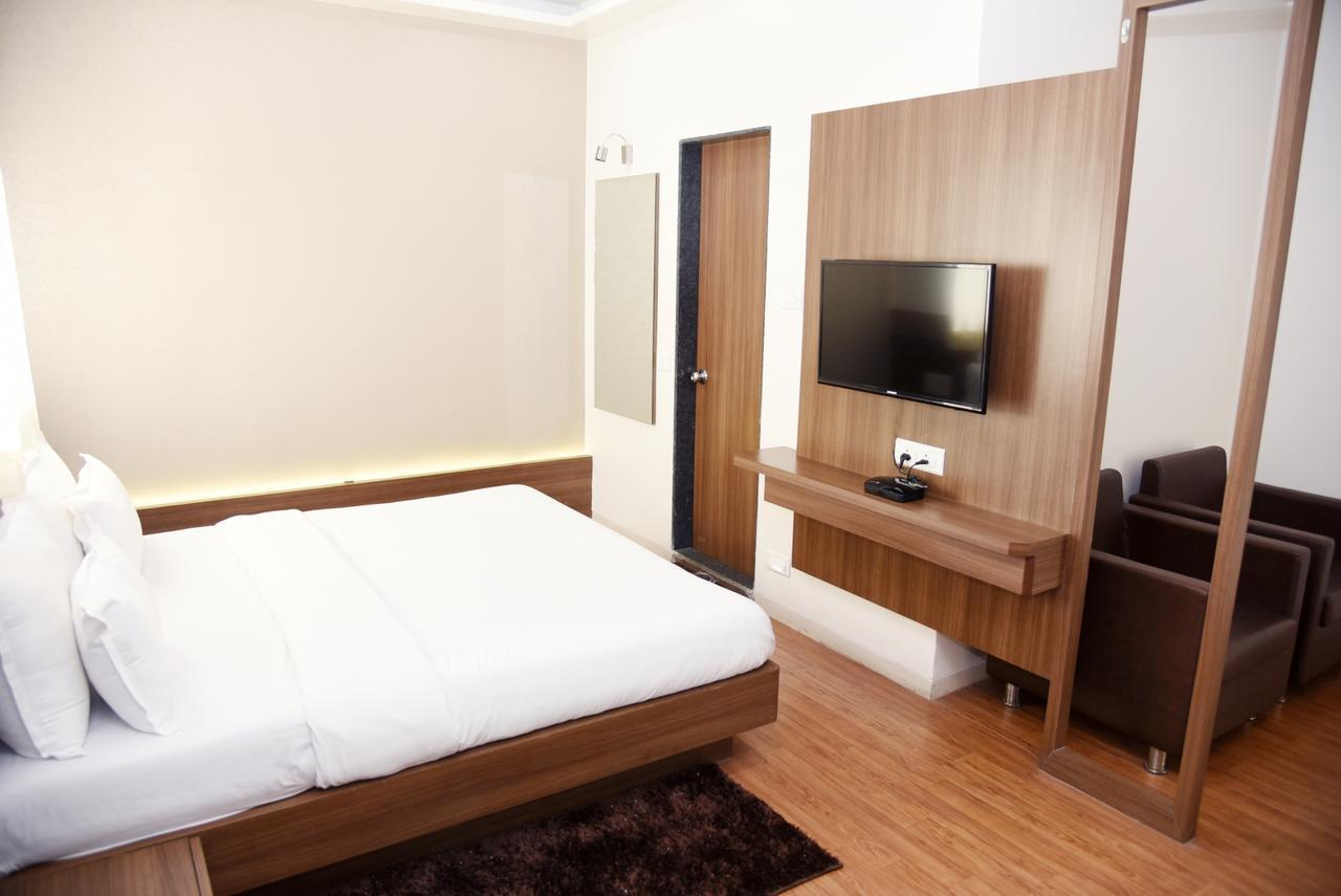 Oyo 10672 Hotel Riviera Насик Экстерьер фото