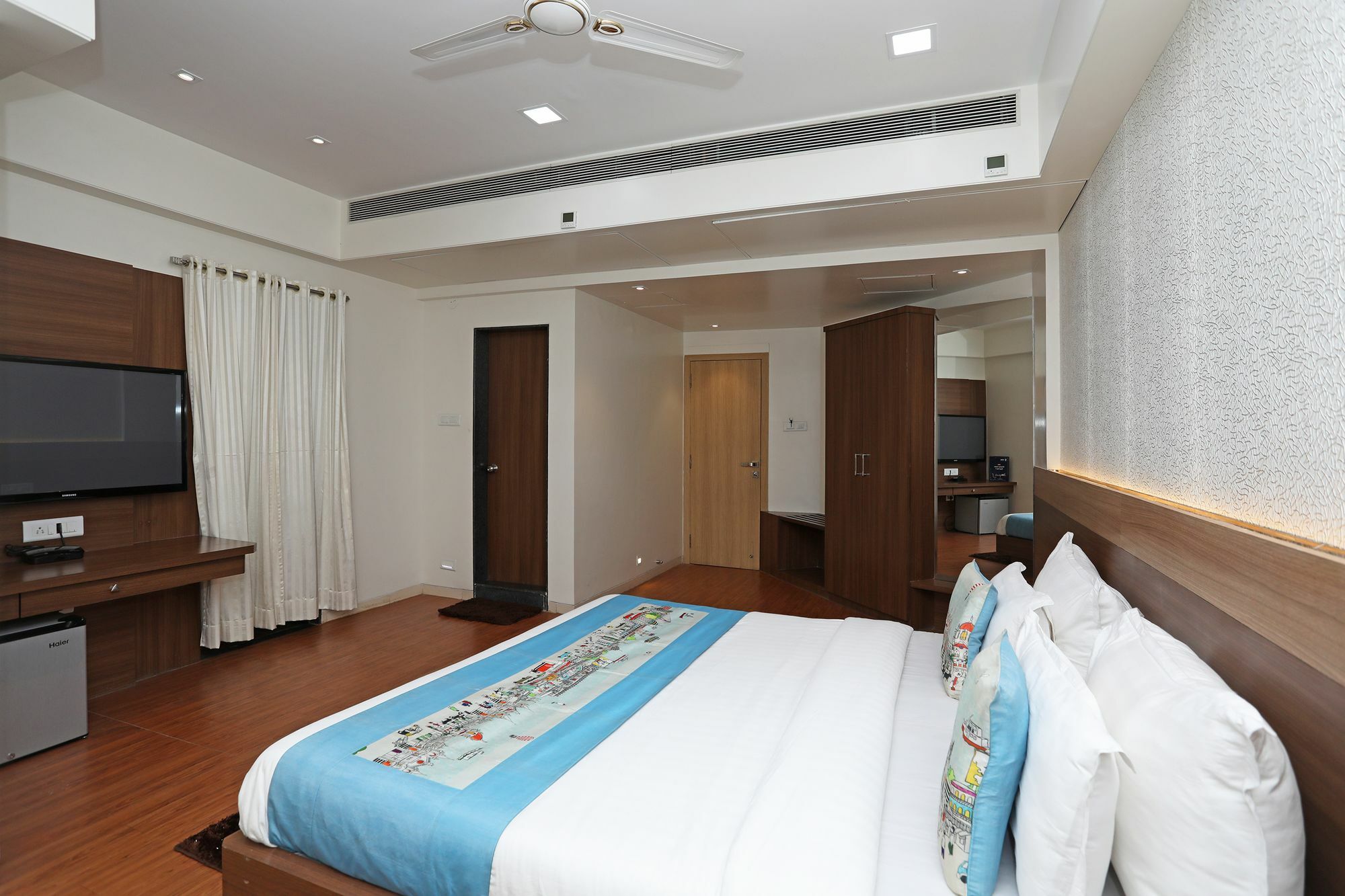 Oyo 10672 Hotel Riviera Насик Экстерьер фото